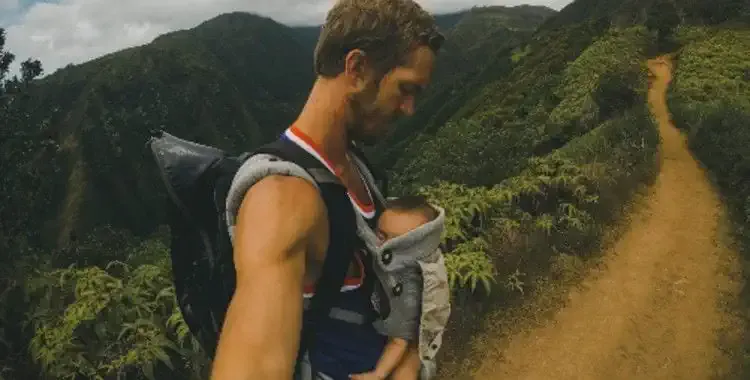 Un padre con su bebé en el Camino