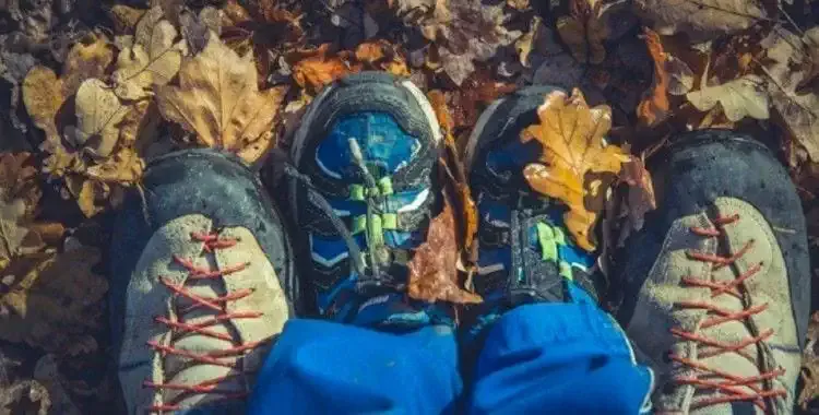 Las botas de senderismo de un padre y su hijo