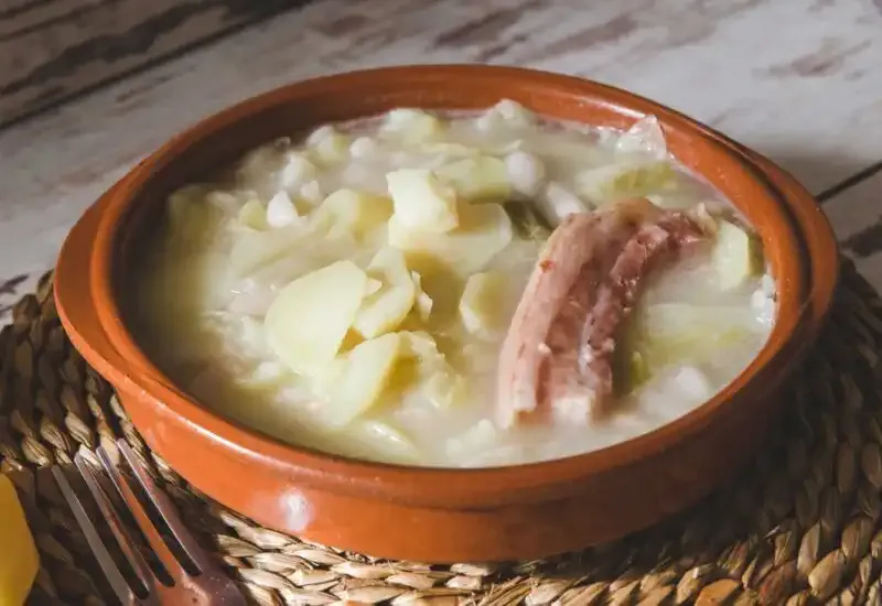 Un cuenco de caldo gallego