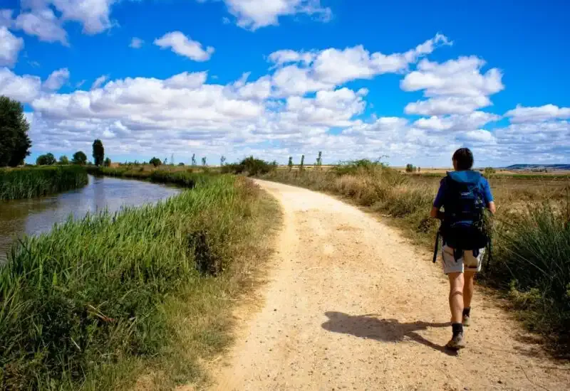 Un peregrino haciendo el Camino de Santiago al revés de vuelta a casa