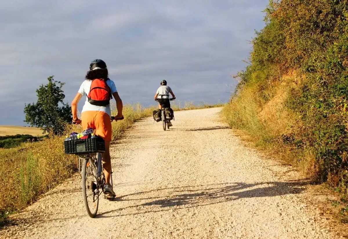 Dos peregrinos yendo en bici por León