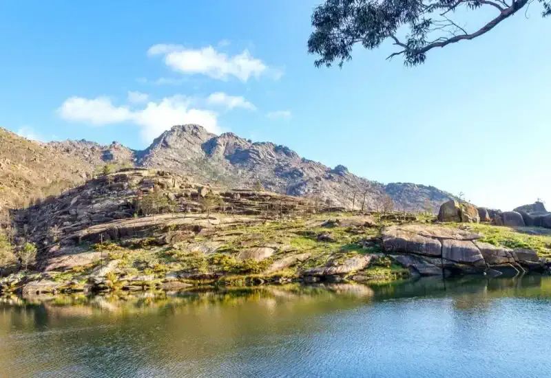 El Monte Pindo visto dal fiume
