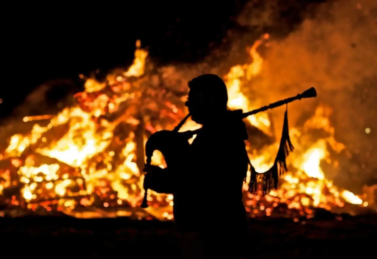 A piper playing in the lume novo.