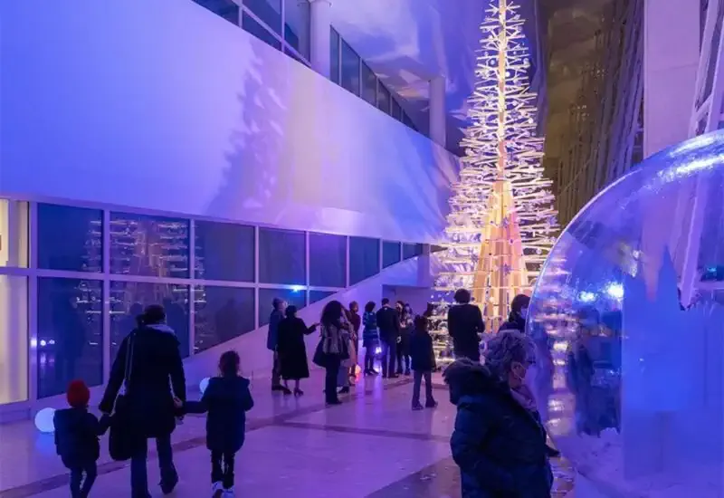 People seeing the museum of Gaiás