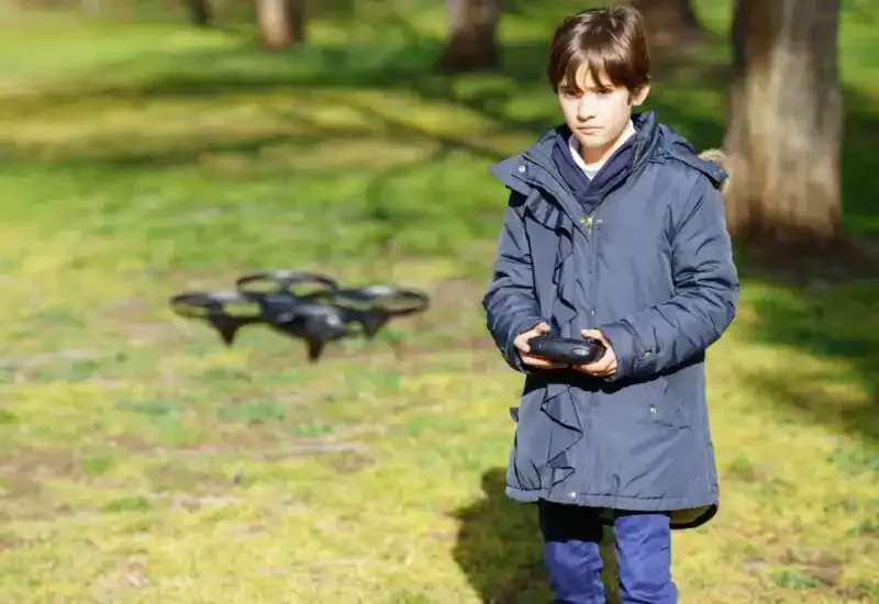 Un enfant faisant voler un drone
