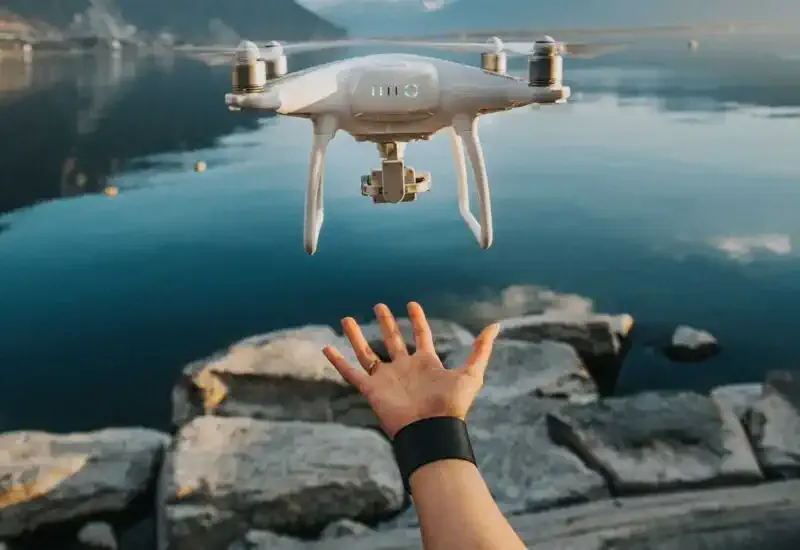 Une personne lançant un drone