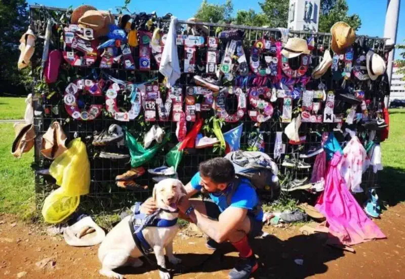 Un hombre con su perro a la entrada de Santiago de Compostela