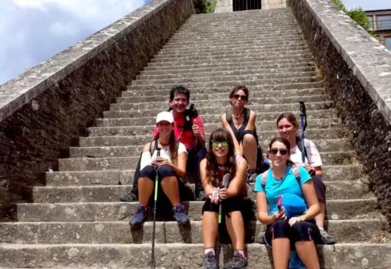 Nuestros peregrinos en el puente de Portomarín