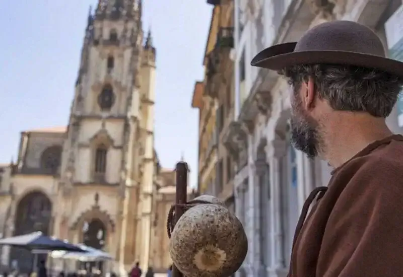 Un peregrino caracterizado antiguo frente a la catedral de Oviedo