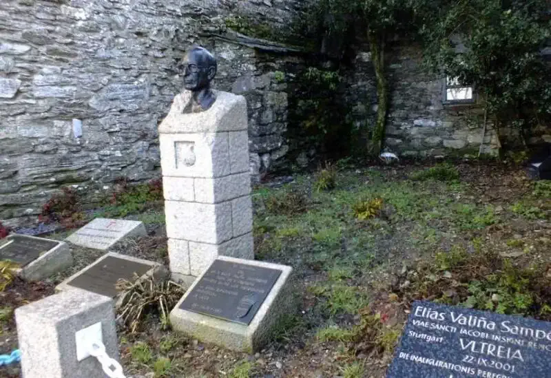 Busto de Elías Valiña