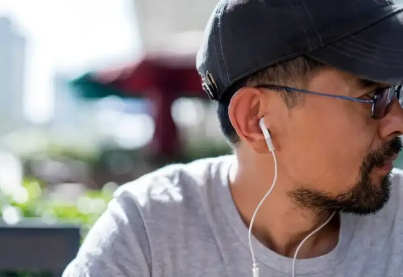Un hombre con auriculares