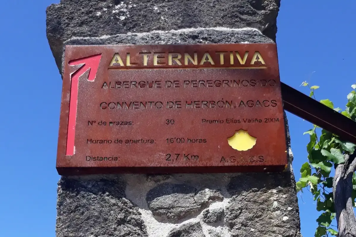 Cartel que señaliza un albergue de la AGACS