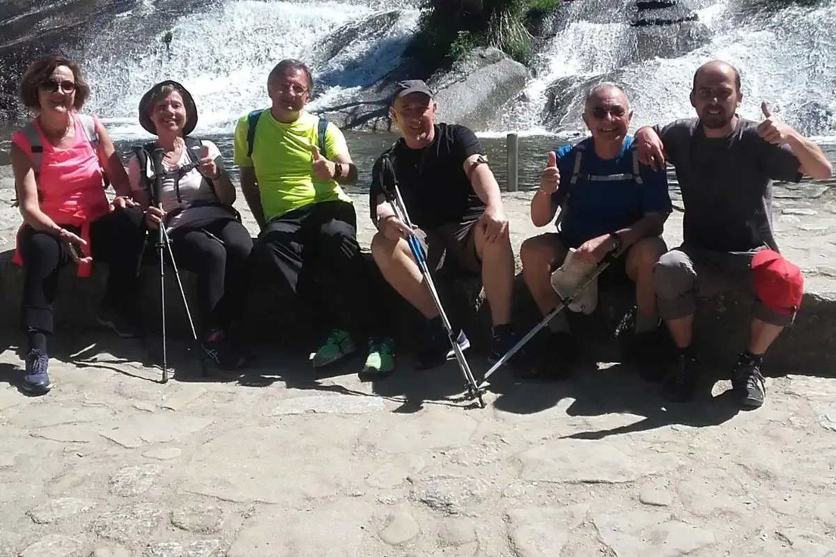 Peregrinos en la cascada de Barosa