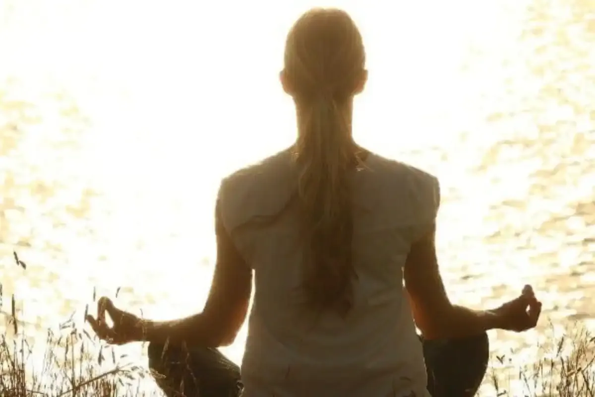 Femme pratiquant le yoga