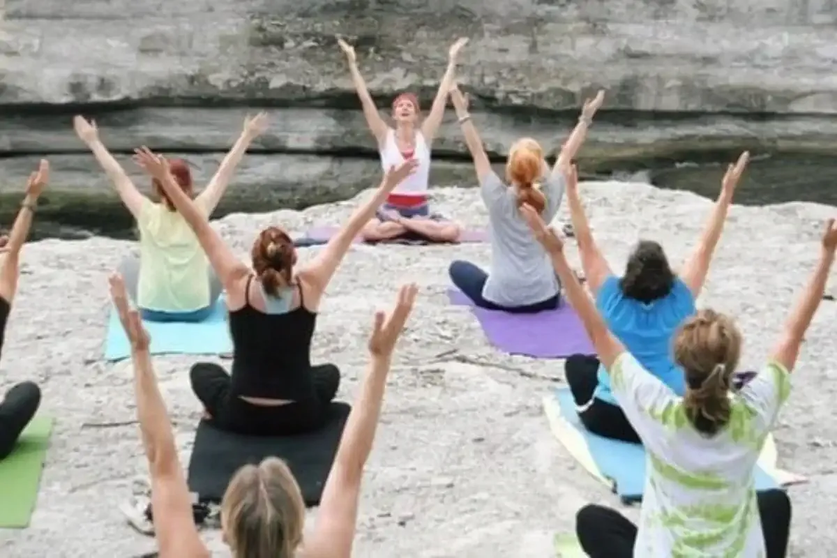 Femmes pratiquant le yoga