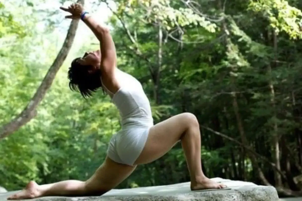Femme pratiquant le yoga