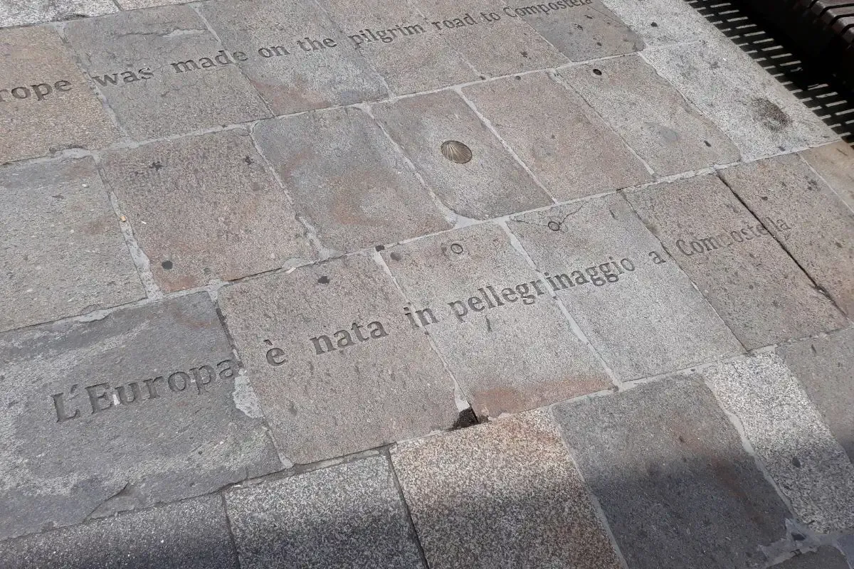 Inschrift eines Zitats über den Jakobsweg