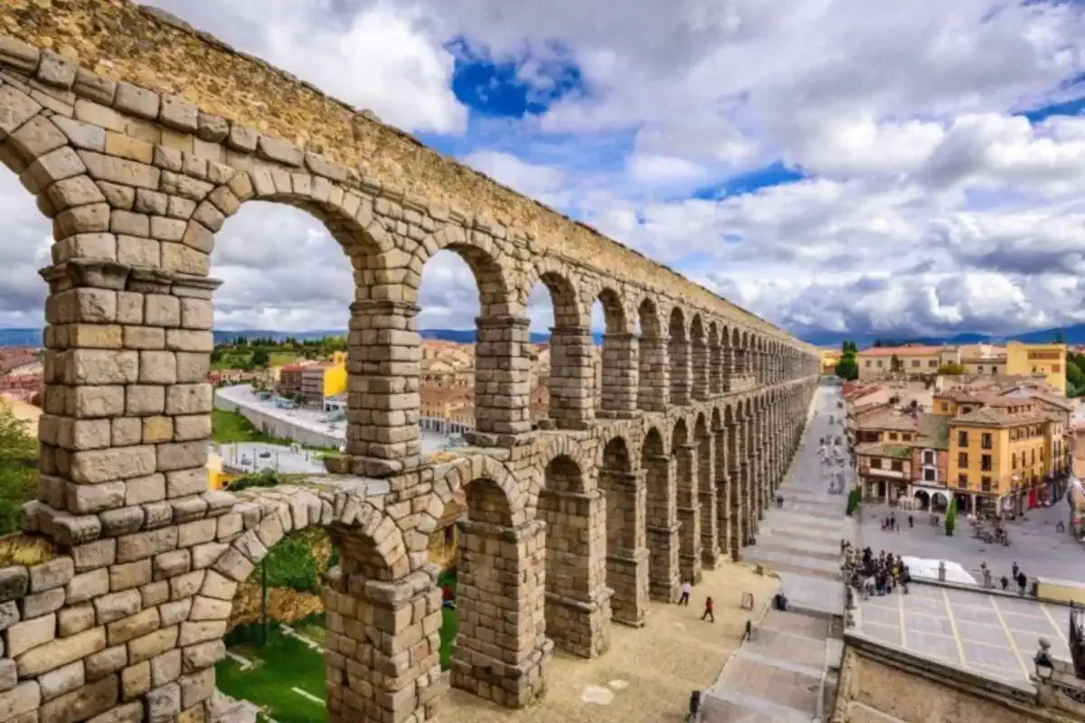L’aqueduc de Ségovie sur le Chemin de Saint-Jacques de Madrid