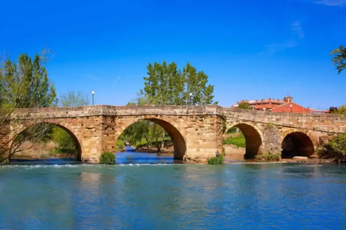 Pont à Sahagún sur le Chemin de Saint-Jacques de Madrid