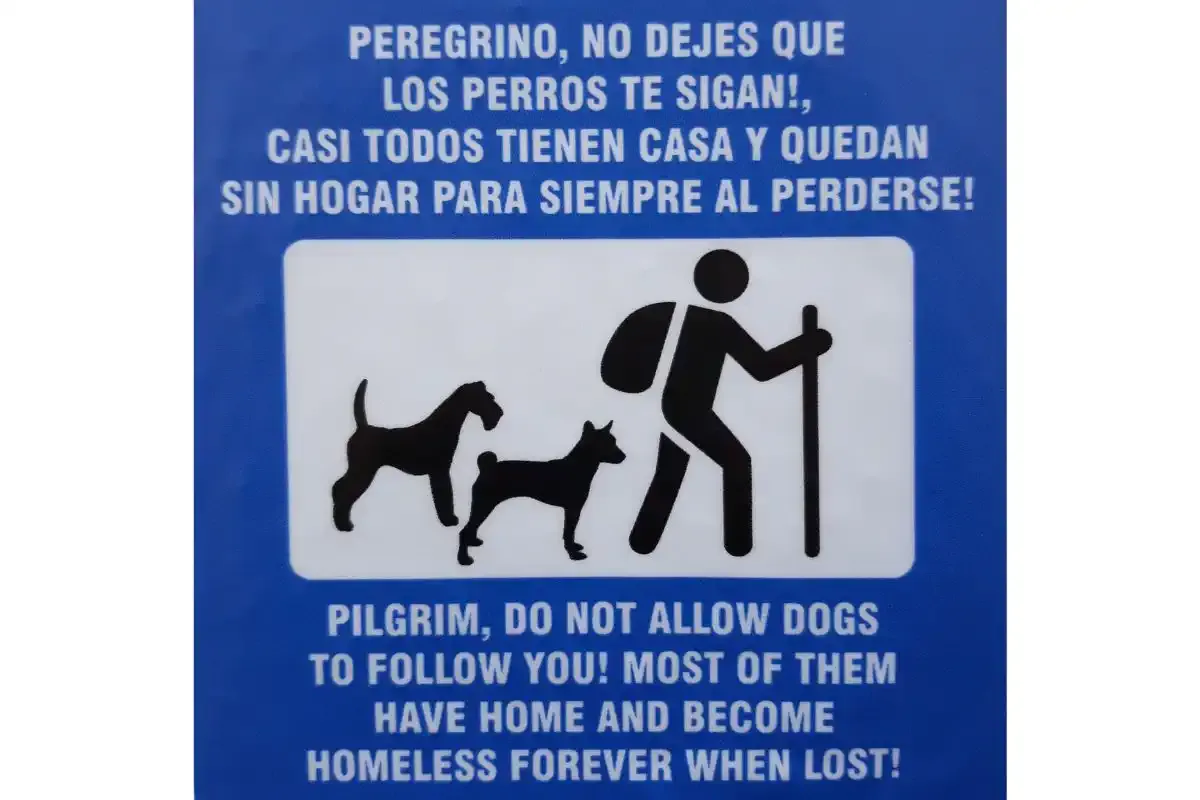 Señal de aviso al peregrino: no dejar que los perros locales te sigan