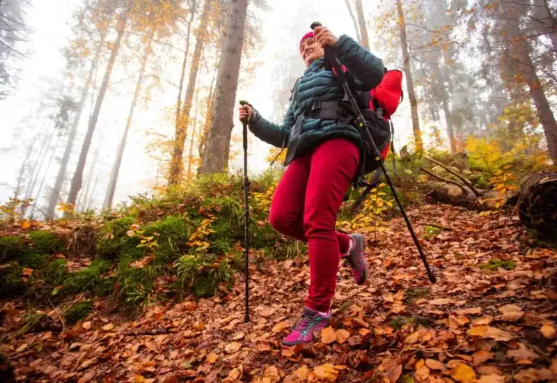 Una persona bien equipada para hacer frente al frío de noviembre en el Camino