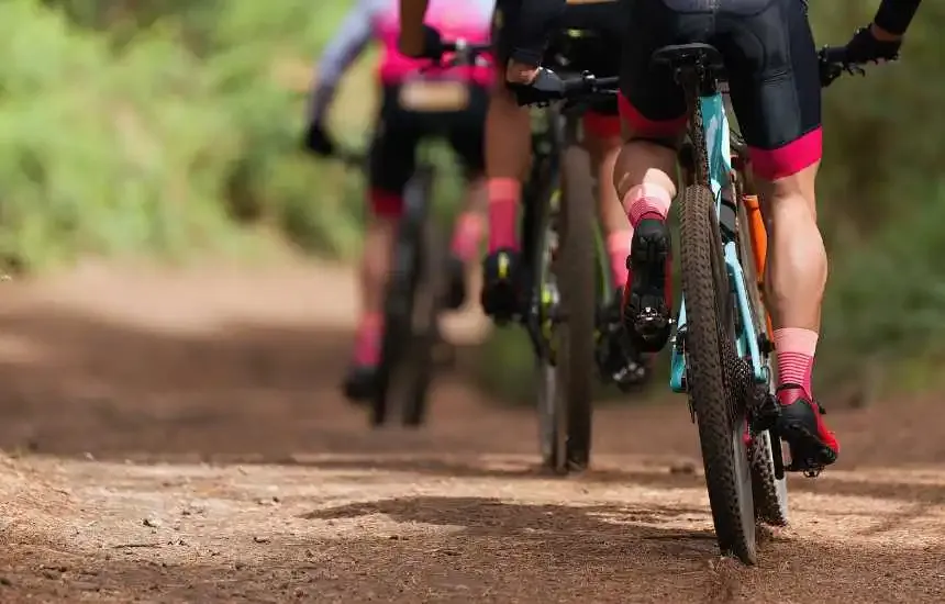 Gente en bici por el Camino