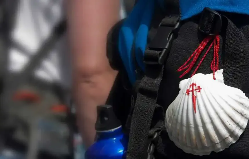 mochila de peregrino expuesta en la fairway 2023