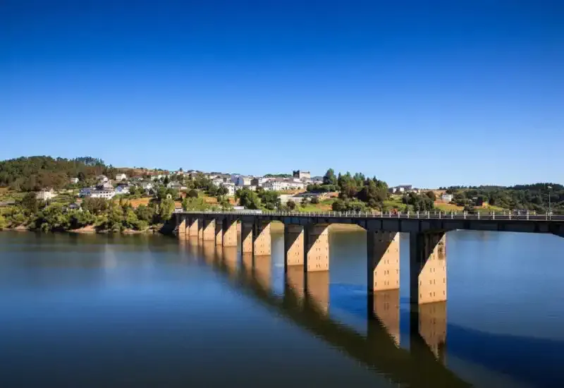 Puente sobre el embalse de Portomarín