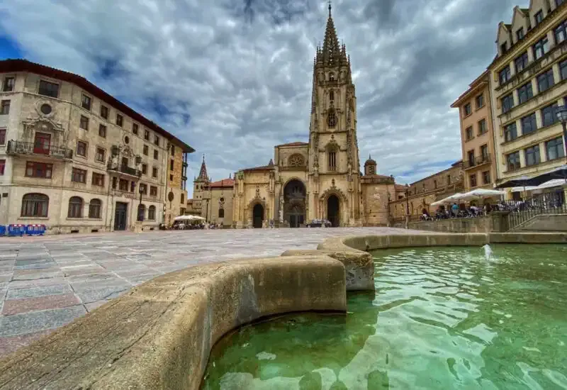 Catedral de San Salvador de Oviedo en la Ruta de la Plata