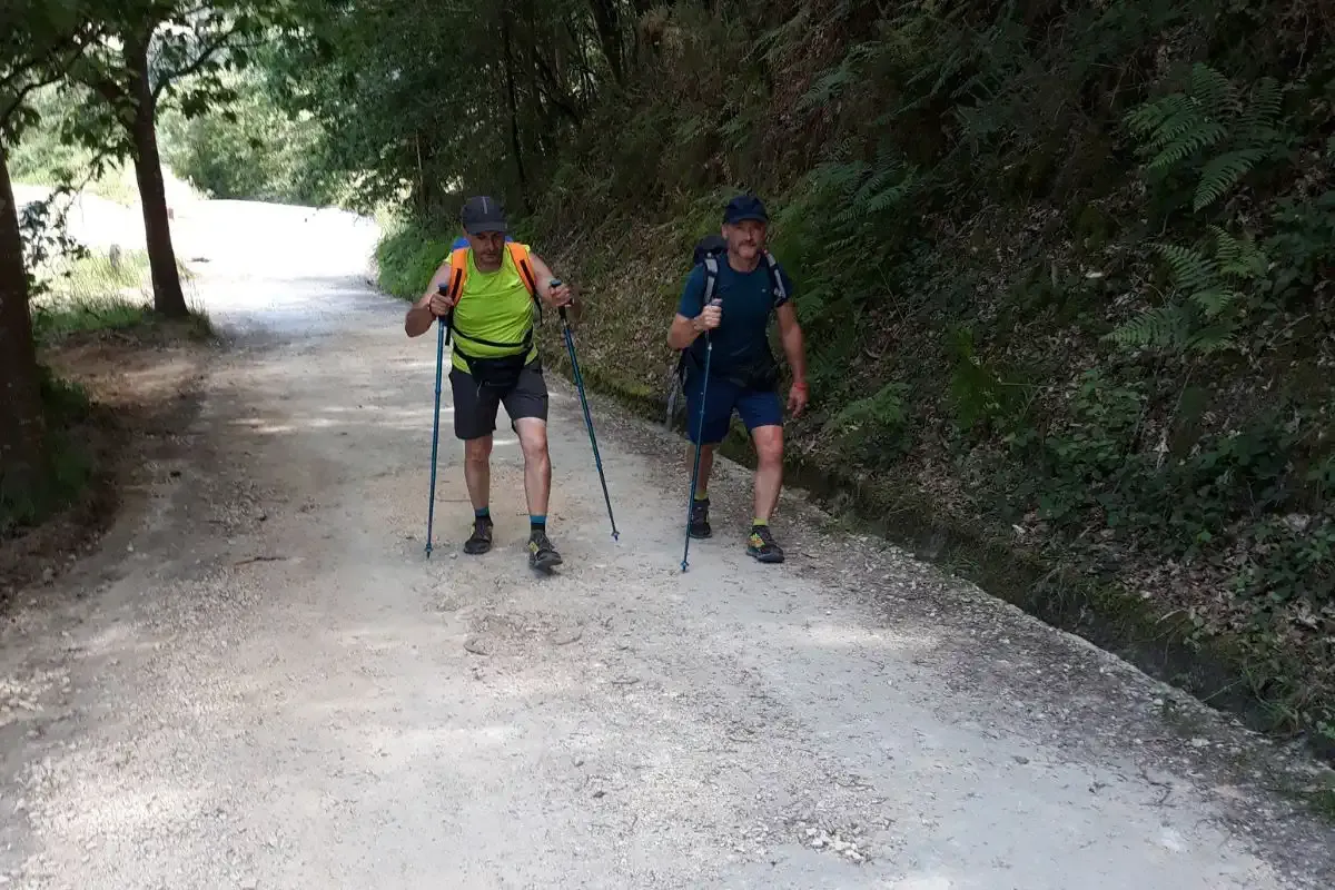 Peregrinos subiendo el rompepiernas de Arzúa en el Camino Francés, una de las cuestas duras de la ruta jacobea