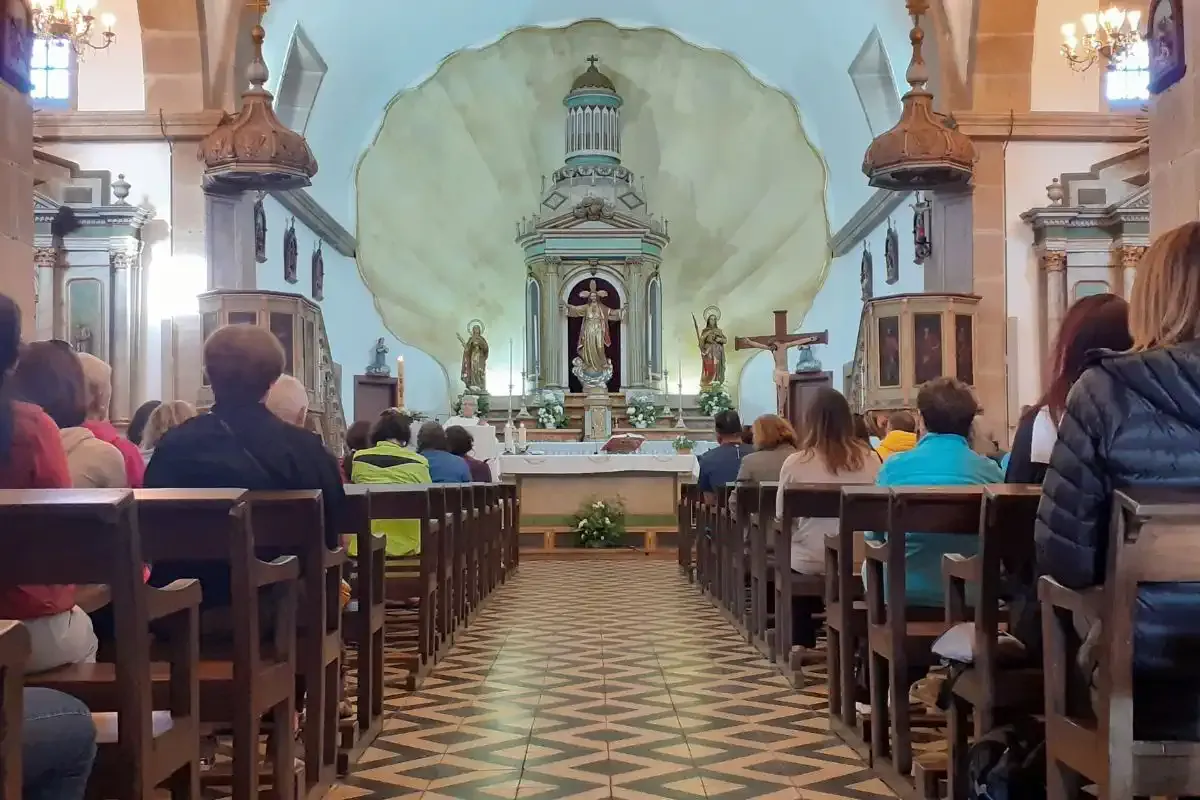Pilger bei der Messe in der Karwoche in der Kirche von Santaia de O Pino, auf dem Camino Francés