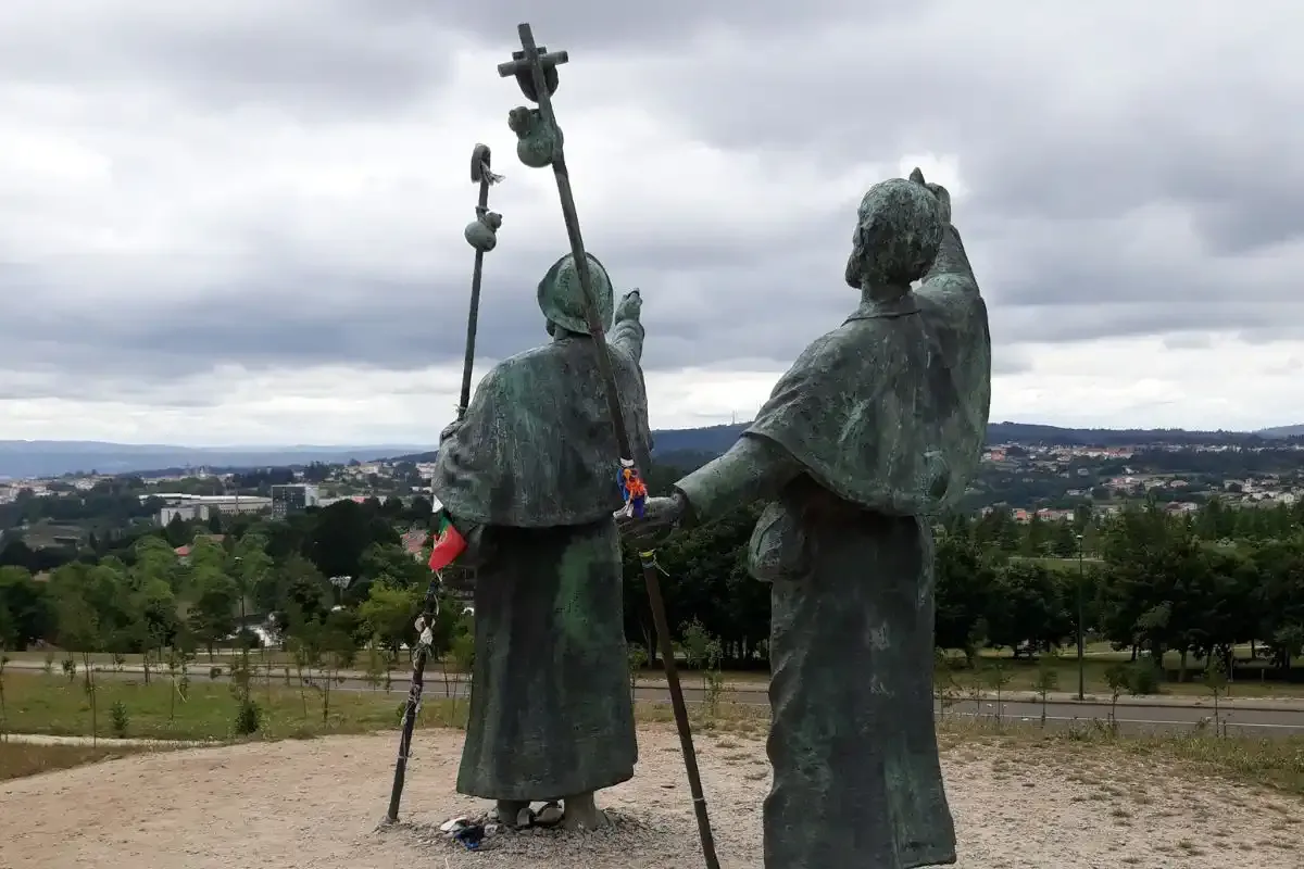 Statue der Pilger auf dem Monte do Gozo, bei der Ankunft in Santiago