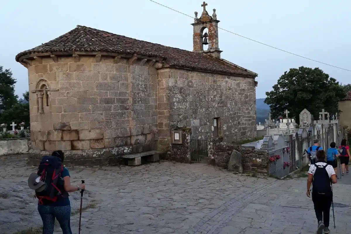 Pilger in der Kirche San Xiao do Camiño auf dem Französischen Weg