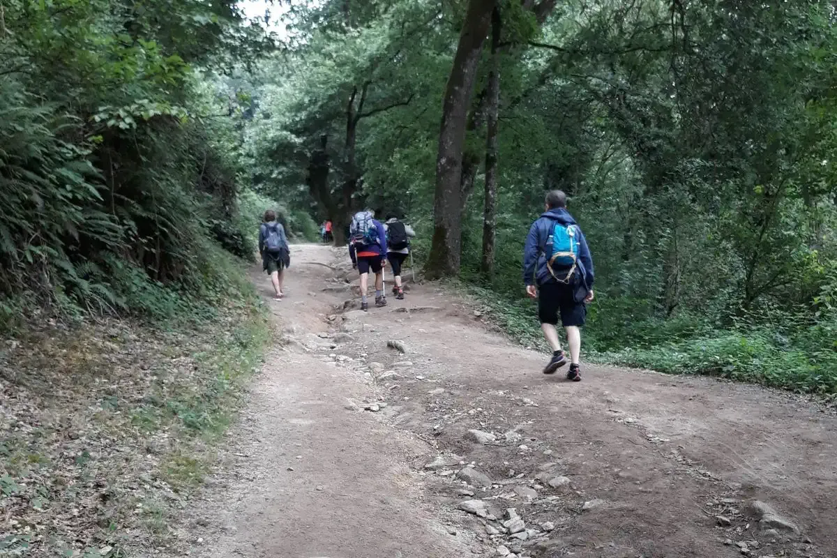 Pèlerins dans leur descente vers Armenteira