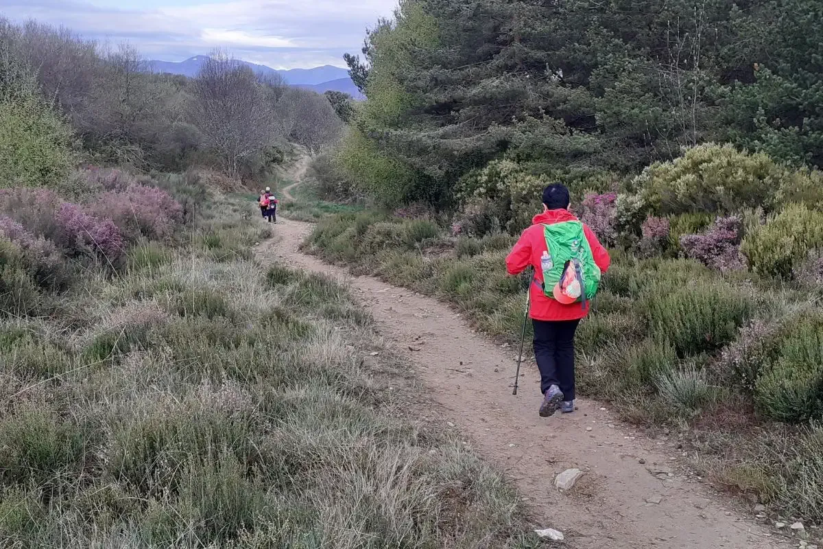Pèlerines au début de la descente de la Cruz de Ferro vers Molinaseca