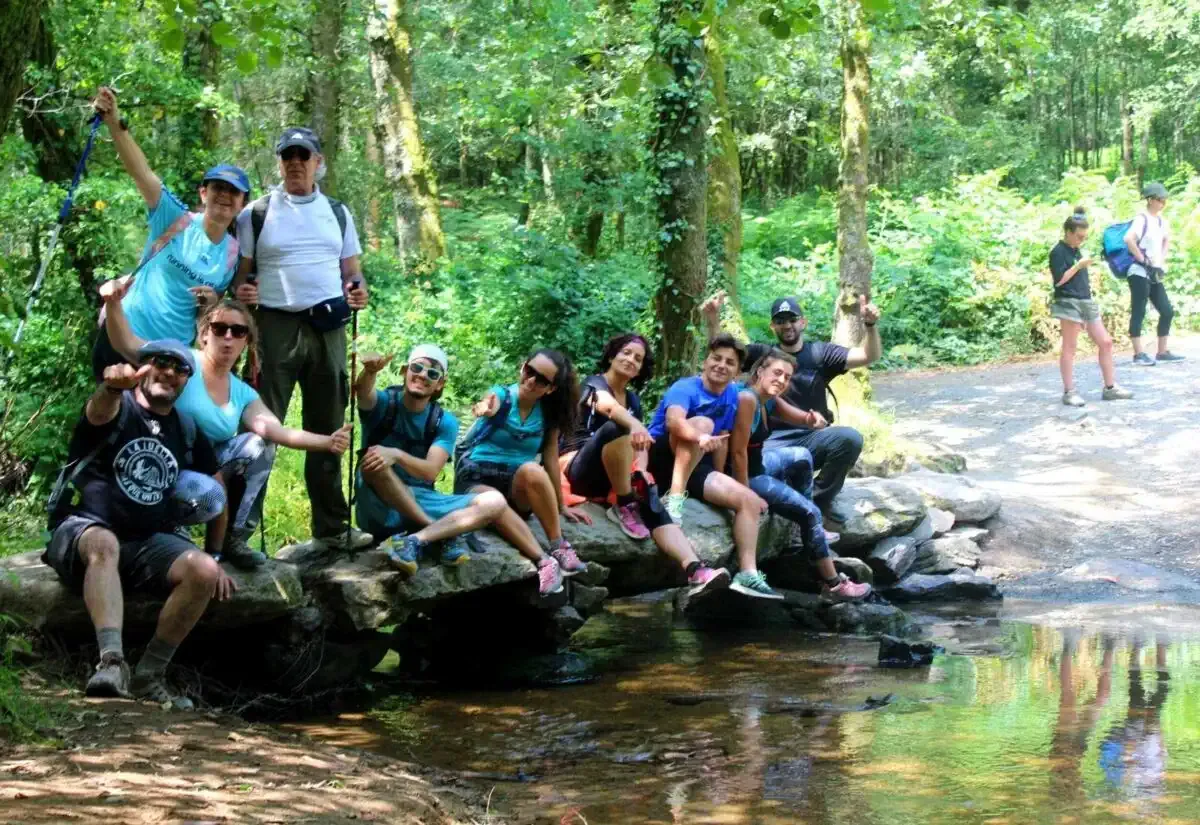 Pèlerins sur le pont du río Catasol, à Melide, sur les 100 derniers km du Chemin Français depuis Sarria