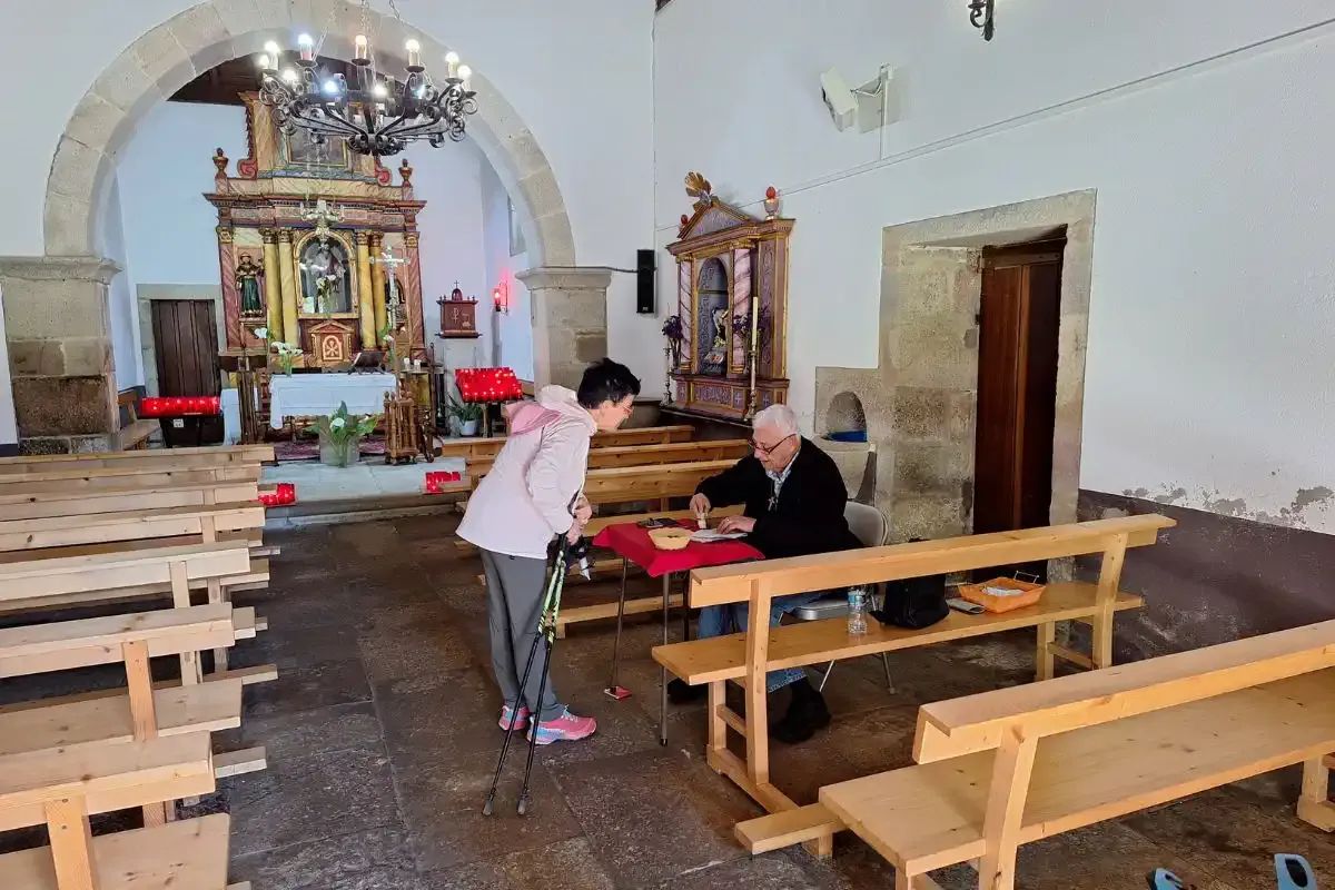 Une pèlerine tamponnant dans une église