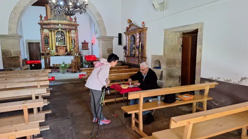 Peregrina sellando en una iglesia