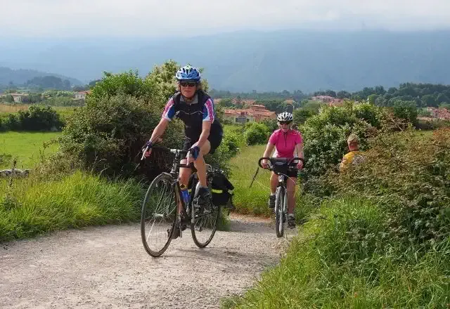 Dos peregrinas en bici por el Camino