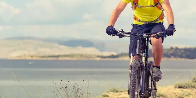 Una persona montando en bici cerca del mar