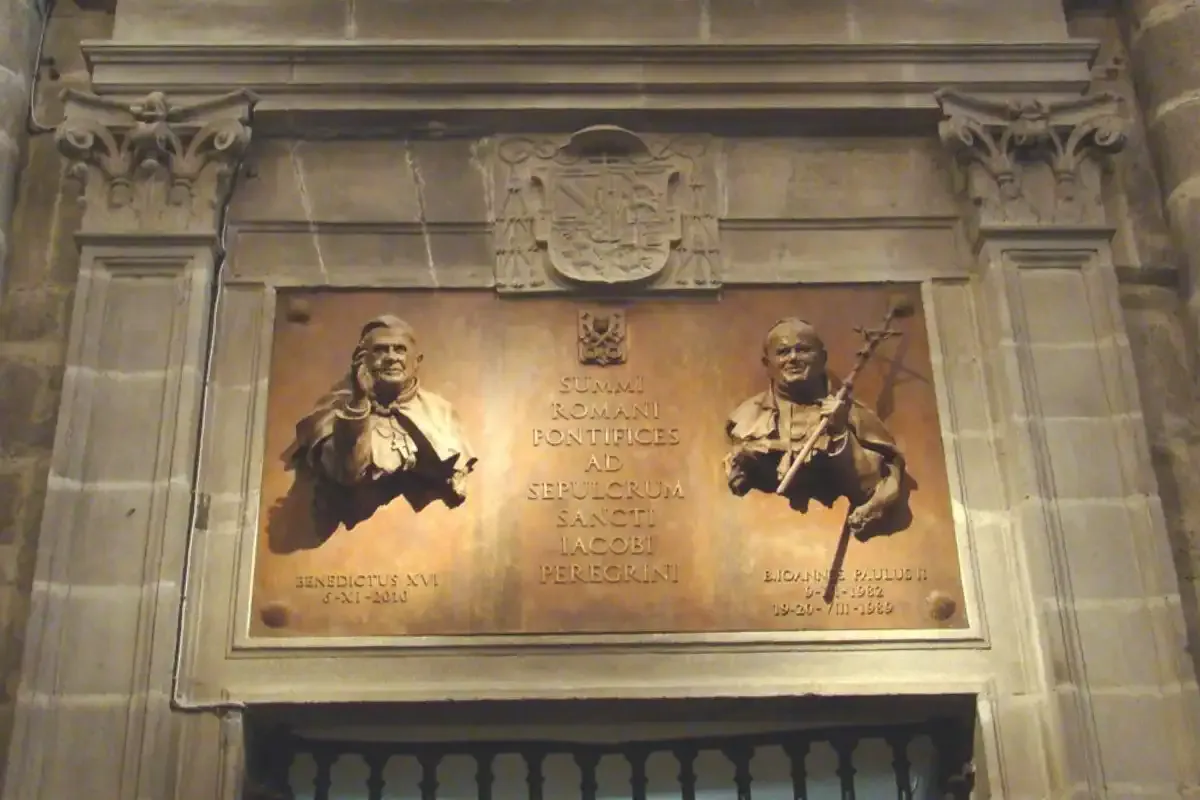 Placa conmemorativa de las visitas de Juan Pablo II y Benedicto XVI