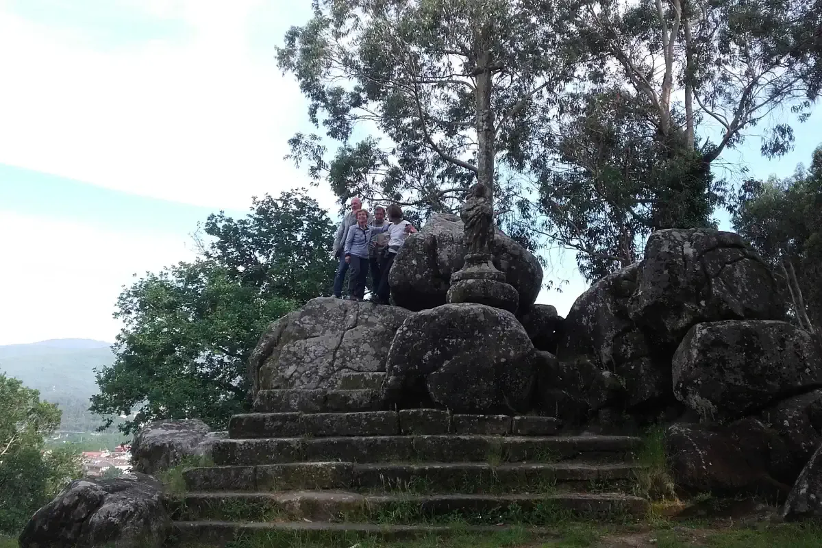 Pilger an den Heiligen Steinen von Santiaguiño do Monte