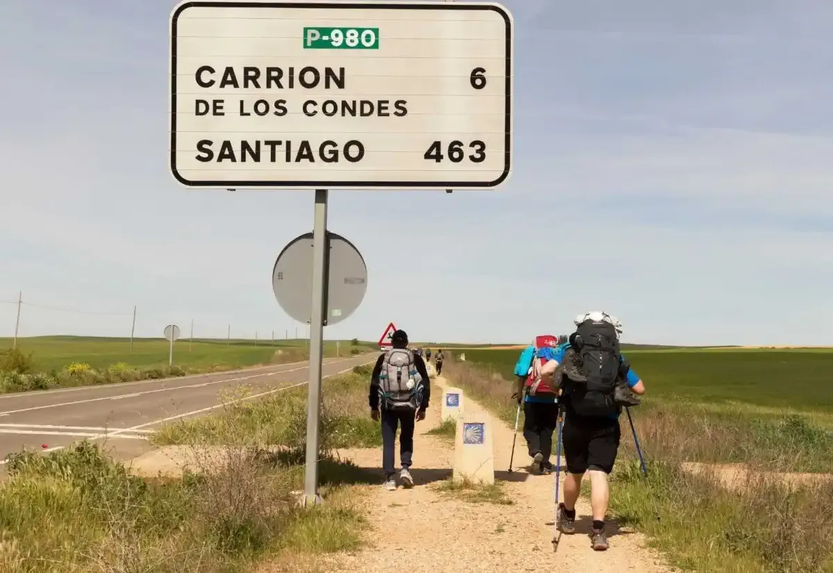Peregrinos caminando por el Camino en Carrión de los Condes