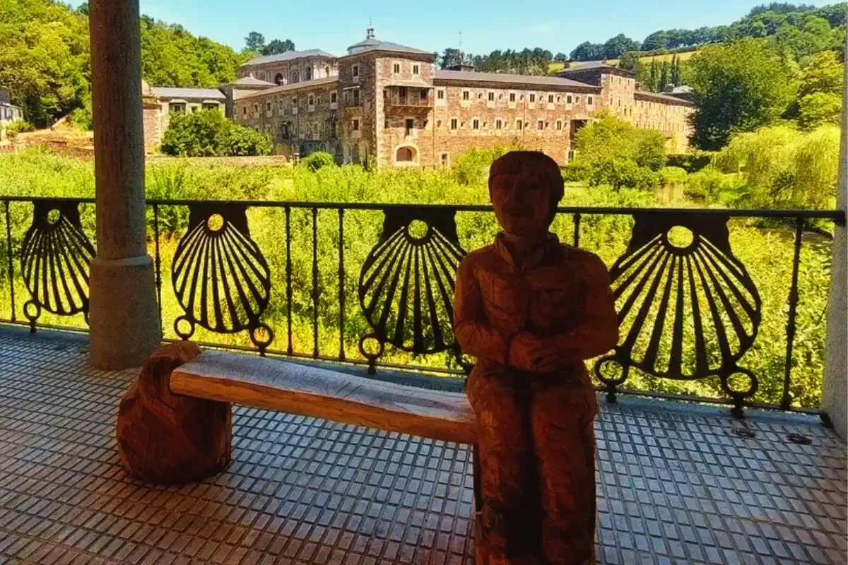 Escultura ante el Monasterio de Samos