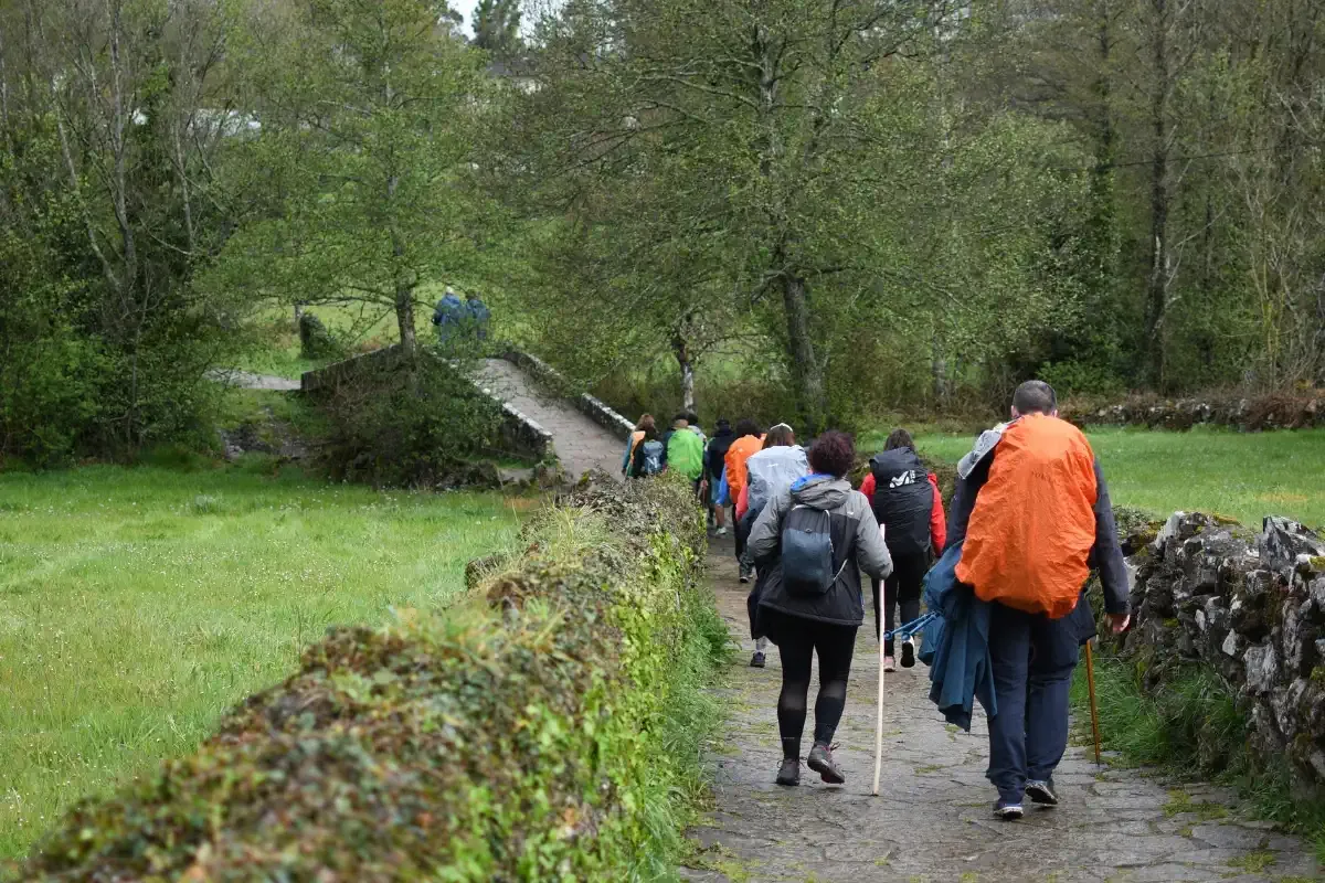 Pilger unterwegs in einer organisierten Gruppe