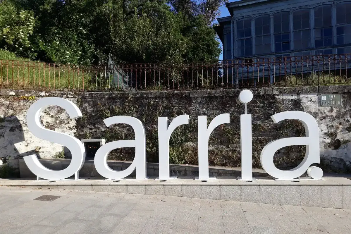 Sarria-Schriftzug