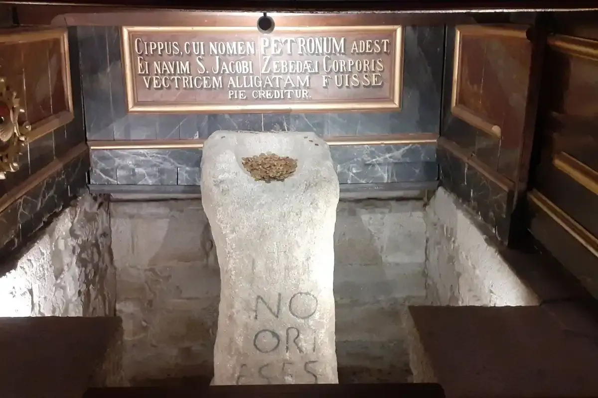 Pedrón en la Iglesia de Santiago de Padrón