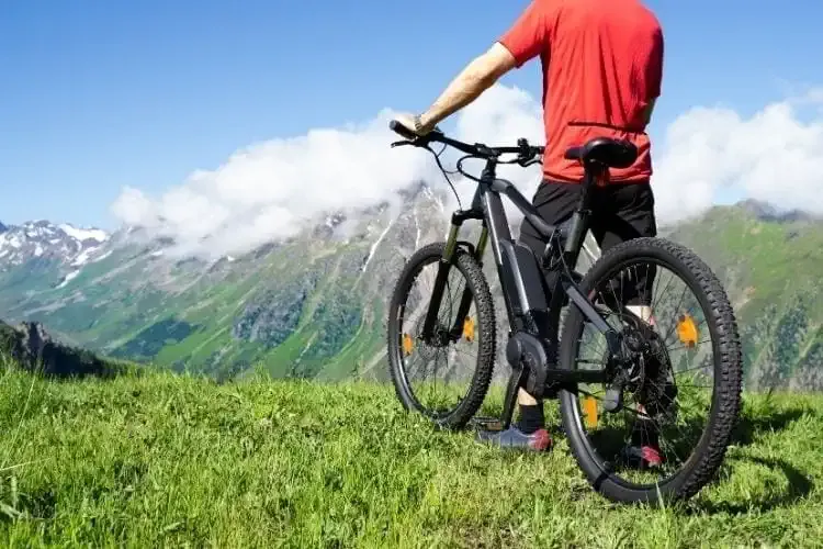 Un ciclista con su bicicleta eléctrica