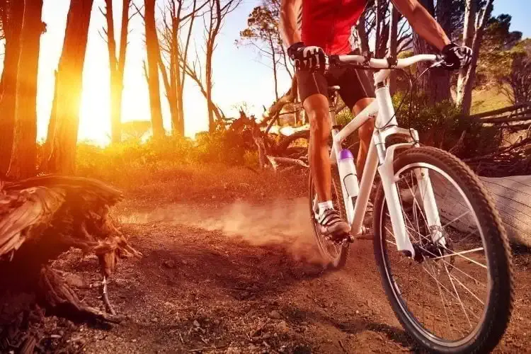 Persona haciendo un descenso en bici