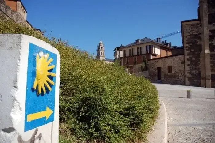 Un mojón del Camino a la entrada de un pueblo